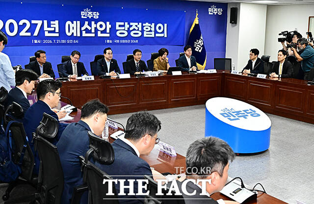 한병도 더불어민주당 대표 직무대행 겸 원내대표(왼쪽 세번째)가 21일 오전 서울 여의도 국회 의원회관에서 열린 2027년 예산안 당정협의에 참석해 인사말을 하고 있다.