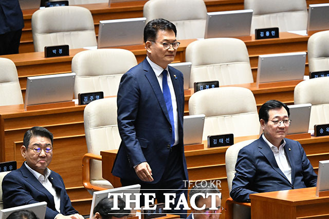 송영길 더불어민주당 의원이 제437회 국회(임시회) 제1차 본회의에 참석하고 있다.