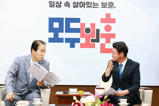 황이주 울진군수(오른쪽)가 군민의 삶을 바꾸는 약속을 지키기 위해 국가보훈부 장관과 면담하고 있다. /울진군