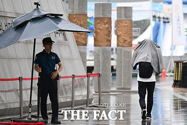 집중호우에 따른 피해도 이어졌다. 21일 행정안전부 중앙재난안전대책본부(중대본)에 따르면 이날 오전 4시 기준 주택·도로 침수와 토사·낙석 유출 등 피해 신고는 총 1063건으로 집계됐다. /송호영 기자