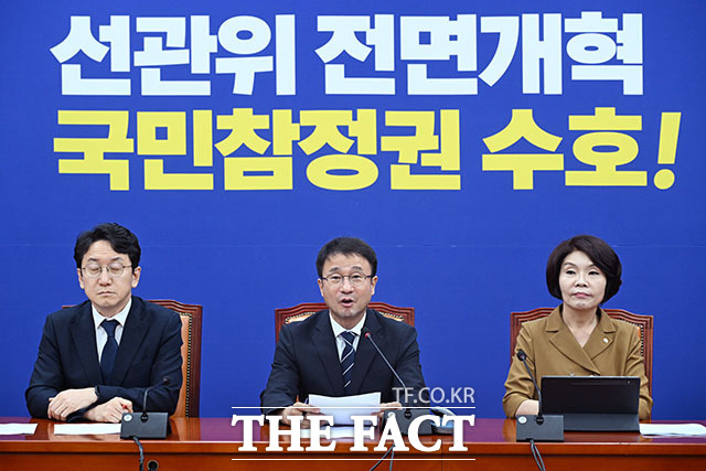 한병도 더불어민주당 대표 직무대행 겸 원내대표(왼쪽)와 한정애 더불어민주당 정책위원장이 원내대책회의에 참석하고 있다.