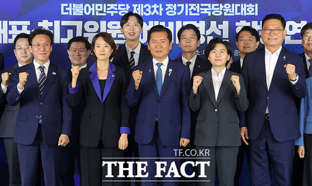 당 안에서도 이번 전당대회가 계파 경쟁에 매몰되면서 민생과 정책은 뒷전으로 밀렸다는 비판이 나온다. 사진은 20일 오후 서울 여의도 민주당 중앙당사에서 열린 당대표 및 ㄱ최고위원 후보 예비경선 합동연설회에서 기념촬영을 하고 있는 민주당 당권주자인 김민석 전 총리와 고민정 의원, 정청래 전 대표, 김보미 전 강진군 의원, 송영길 의원(앞줄 왼쪽부터) 및 최고위원 후보들. /국회사진기자단