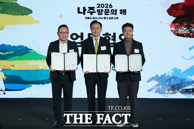 윤병태 시장(가운데)이 한국관광공사와 나주 공동 홍보를 위한 협약을 체결하고 있다. /나주시