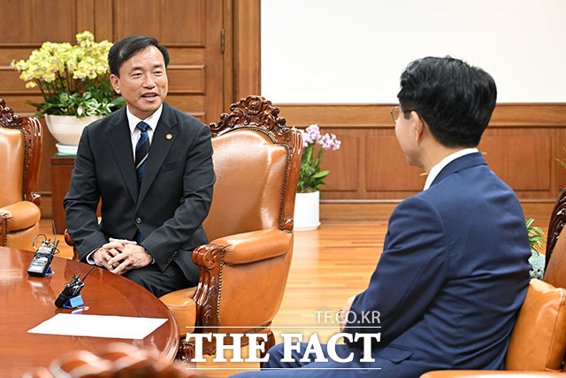 조정식 국회의장(오른쪽)이 21일 오후 서울 여의도 국회에서 김종철 방송미디어통신위원회 위원장을 접견하며 기념 촬영을 하고 있다. /국회=서예원 기자