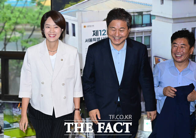 김보미·고민정·김민석·정청래·송영길 더불어민주당 당대표 예비후보(왼쪽부터)가 21일 서울 중구 서울시의회에서 시의회 의원들과 간담회에 앞서 기념촬영을 하고 있다. /이새롬 기자