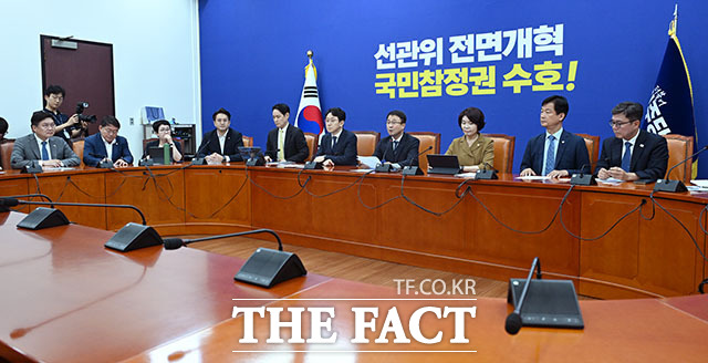 한병도 더불어민주당 대표 직무대행 겸 원내대표(왼쪽)와 한정애 더불어민주당 정책위원장이 원내대책회의에 참석하고 있다.