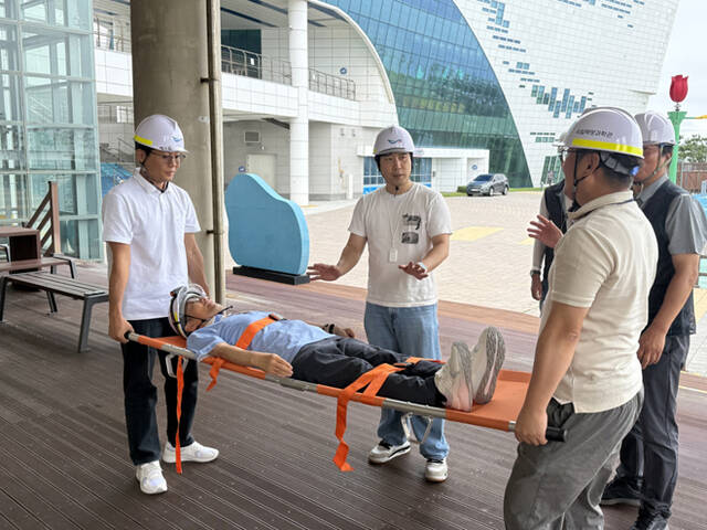 국립울진해양과학관이 폭염·밀폐공간 사고 대비 실전형 안전훈련을 실시하고 있다. /국립울진해양과학관