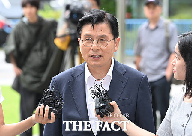 올림픽공원 핸드볼경기장 개표소 봉쇄 시위 중 체육단체의 경기장 진입을 막은 30대 여성 A 씨의 변호인을 맡은 황교안 자유와혁신 대표가 21일 오후 서울 송파구 서울동부지방법원에서 열린 A 씨의 구속 전 피의자 심문(영장실질심사)에 출석하며 취재진의 질문에 답하고 있다. /박헌우 기자