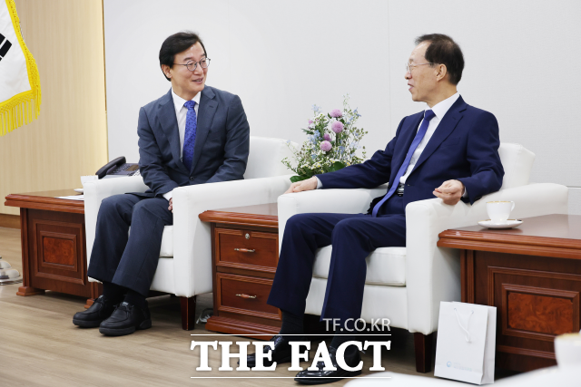 전재수 부산시장이 21일 부산시청에서 이석연 국민통합위원회 위원장을 만나 청년 정책과 지역 발전 방안을 논의하고 있다. /부산시