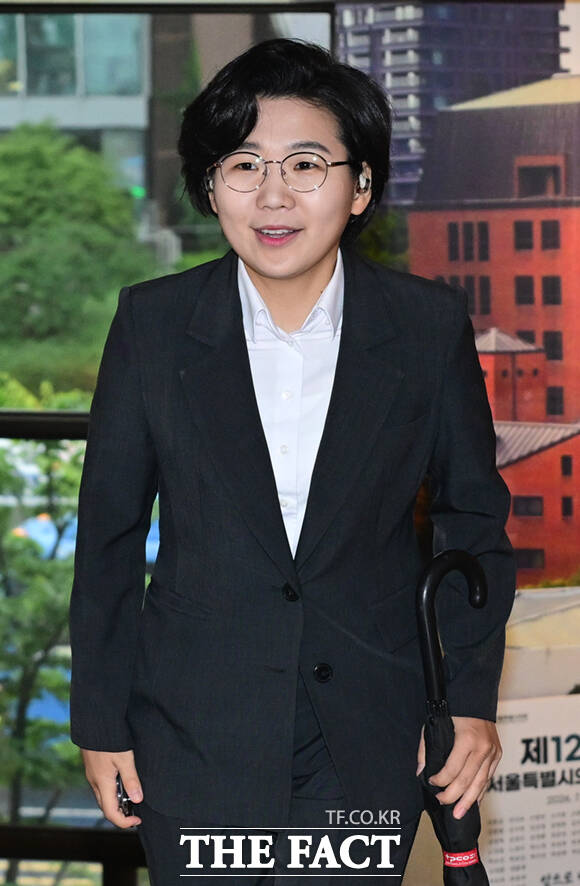 김보미·고민정·김민석·정청래·송영길 더불어민주당 당대표 예비후보(왼쪽부터)가 21일 서울 중구 서울시의회에서 시의회 의원들과 간담회에 앞서 기념촬영을 하고 있다. /이새롬 기자