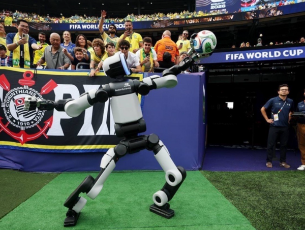 2026 FIFA 북중미 월드컵이 막을 내린 가운데, 아틀라스(Atlas)가 월드컵 현장에서 화제를 모으면서 현대자동차그룹과 FIFA의 장기 동행이 함께 재조명되고 있다. 사진은 브라질-노르웨이 16강전에 투입된 아틀라스 / 현대자동차그룹
