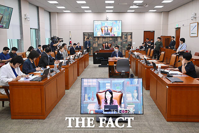 대한축구협회 청문회 30일 개최 의결. 의사봉 두드리는 이재정 문체위원장.