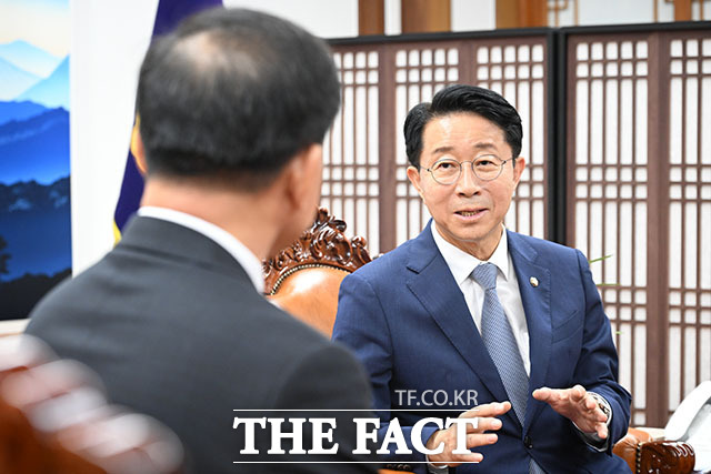 조정식 국회의장(오른쪽)이 21일 오후 서울 여의도 국회에서 김종철 방송미디어통신위원회 위원장을 접견하며 기념 촬영을 하고 있다. /국회=서예원 기자