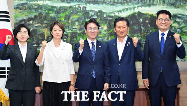 김보미·고민정·김민석·정청래·송영길 더불어민주당 당대표 예비후보(왼쪽부터)가 21일 서울 중구 서울시의회에서 시의회 의원들과 간담회에 앞서 기념촬영을 하고 있다. /이새롬 기자