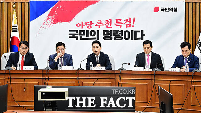 장동혁 국민의힘 대표가 21일 오전 서울 여의도 국회에서 열린 '제9회 전국동시지방선거 투표용지 부족사태 등 국민참정권 침해 진상규명 및 선거관리 개혁을 위한 국정조사특별위원회' 및 '6.3 국민참정권 침해 진상규명 및 선거관리 개혁 특별위원회' 연석회의에 참석해 모두발언을 하고 있다. 왼쪽부터 윤상현 투표용지 부족사태 국조특위 위원장, 정점식 원내대표, 장 대표, 박대출 국민참정권 침해 개혁 특별위원회 위원장, 김승수 원내운영수석부대표. /국회=배정한 기자