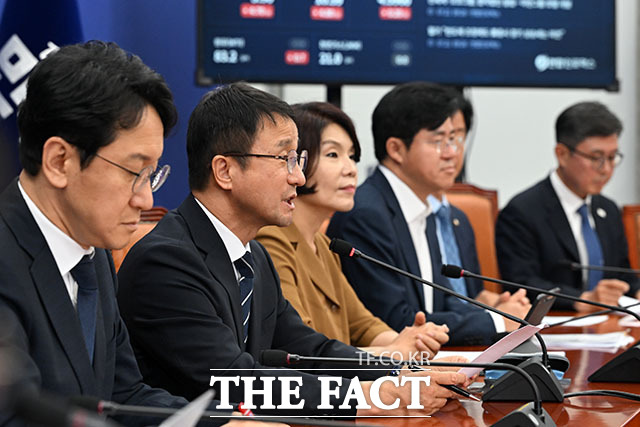 한병도 더불어민주당 대표 직무대행 겸 원내대표(왼쪽)와 한정애 더불어민주당 정책위원장이 원내대책회의에 참석하고 있다.