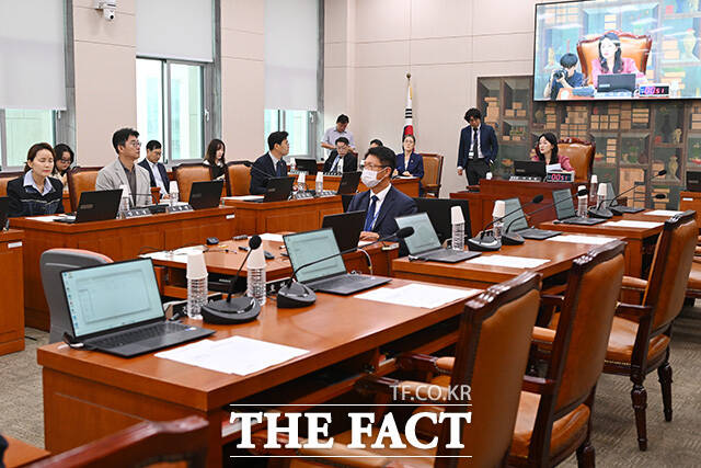 대한축구협회 청문회 30일 개최 의결. 의사봉 두드리는 이재정 문체위원장.