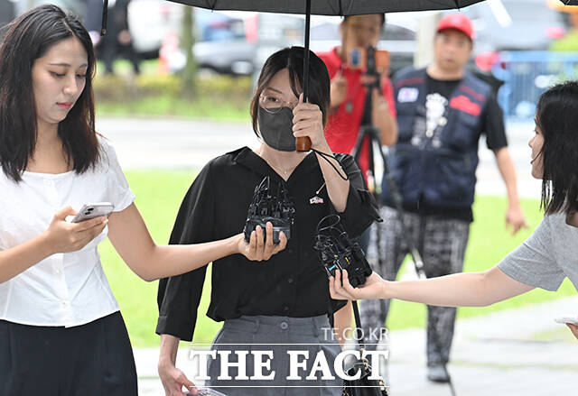 올림픽공원 핸드볼경기장 개표소 봉쇄 시위 중 체육단체의 경기장 진입을 막은 30대 여성 A 씨가 21일 오후 서울 송파구 서울동부지방법원에서 열린 구속 전 피의자 심문(영장실질심사)에 출석하고 있다. /박헌우 기자