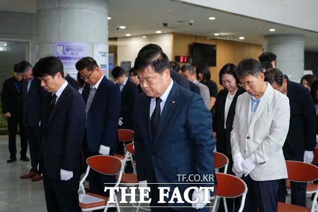 충남도교육청 청사 1층 안뜨락에서 이병도 충남도교육감을 비롯한 간부 직원과 교원단체 관계자들이 묵념으로 고인의 뜻을 기리고 있다. /충남도교육청