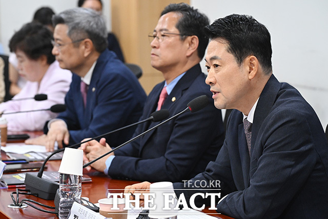 ‘우리 주식시장, 이대로 괜찮은가? 롤러코스터 삼전닉스 레버리지 ETF’ 정책토론회 참석한 장 대표.