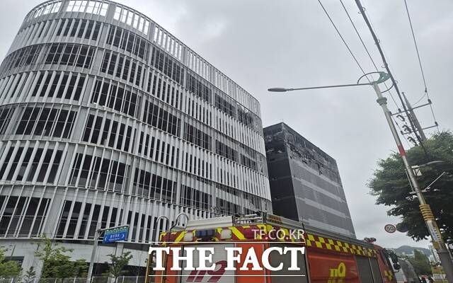 불이 완전히 꺼진 뒤 소방 당국과 국립과학수사연구원 등 관계기관이 합동 감식에 나서 화재가 발생한 것으로 추정되는 물류센터 6층을 중심으로 발화 지점과 확산 경로를 확인할 방침이다. /인천=오승혁 기자