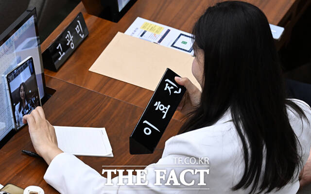 이효진 국민의힘 서울시의원이 21일 오후 서울 중구 서울시의회 본회의장에서 열린 제338회 임시회 제1차 본회의에 참석해 휴대전화로 자신의 이름이 적힌 명패와 함께 기념촬영하고 있다. /이새롬 기자