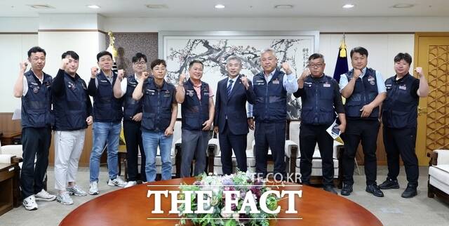 조철기 충남도의회 의장(가운데)이 지난 20일 도의회 국제회견장에서 한국산업건설노동조합 세종충남본부 관계자들과 간담회를 가진 뒤 기념 촬영을 하고 있다. /충남도의회