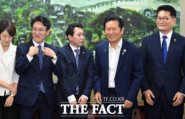예비 경선부터 '묘한 긴장감'... 두 사람 사이서 어색한 서울시의회 의장. 다른 후보들은 '그저 웃지요'.