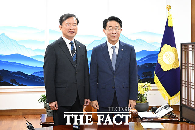 조정식 국회의장(오른쪽)이 21일 오후 서울 여의도 국회에서 김종철 방송미디어통신위원회 위원장을 접견하며 기념 촬영을 하고 있다. /국회=서예원 기자
