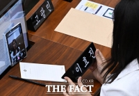  '명패와 인증샷' 찍는 서울시의원 [TF포착]