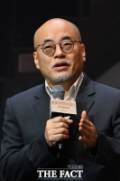  취재진 질의 답하는 조광화 연출 [포토]