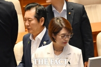  본회의장에서 만난 정청래-고민정 [포토]