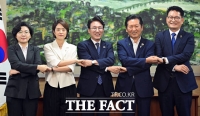  손 맞잡은 더불어민주당 당대표 예비후보들 [TF사진관]