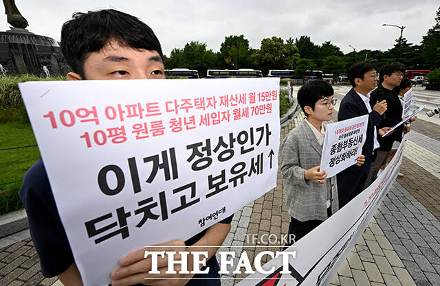 참여연대는 22일 서울 종로구 청와대 분수대 앞에서 기자회견을 열고