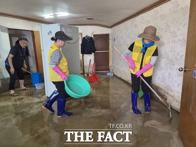 아산시 영인면 침수 주택에서 자원봉사자들이 물을 퍼내며 복구 작업을 벌이고 있다. /정효기 기자