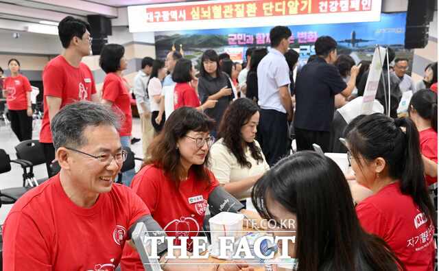 22일 군위군청 대회의실에서 열린 2026 심뇌혈관질환 단디 알기 공동 캠페인에서 주민들이 혈압·혈당 측정 등 건강검진을 받고 있다. 이날 캠페인은 군위군보건소를 비롯해 대구광역시, 경북대학교병원 권역심뇌혈관질환센터 등 9개 기관이 참여해 심뇌혈관질환 예방과 건강생활 실천의 중요성을 알리는 다양한 체험 프로그램을 운영했다. /군위군