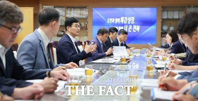 21일 전주시 완산구 효자동3가 전북도청 회의실에서 이원택 전북도지사가 간부회의를 주재하고 도정 주요 현안에 대한 혁신적인 실행 대책을 집중 점검하고 있다. /전북도