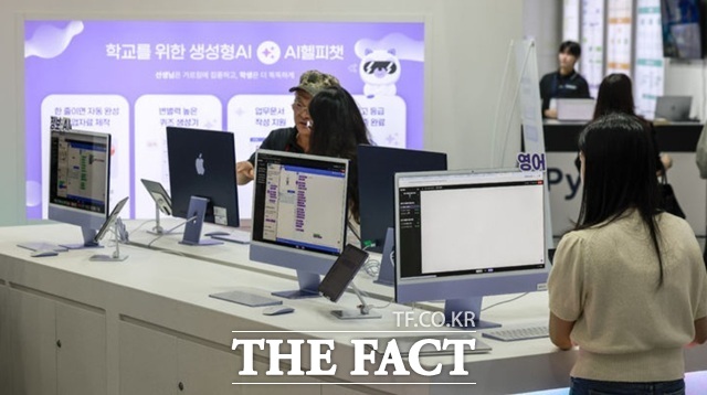 AI(인공지능)가 산업 현장을 넘어 시민의 일상과 공공행정 전반으로 빠르게 확산하고 있다. 한국지능정보사회진흥원이 조사한 지난해 인터넷이용실태조사에 따르면 AI 서비스 이용은 빠르게 확산하고 있다. /뉴시스