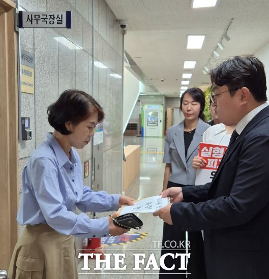 안양시의회 더불어민주당 소속 의원들이 21일 의회 사무국을 방문해 의장 불신임의 건을 제출하고 있다. /민주당