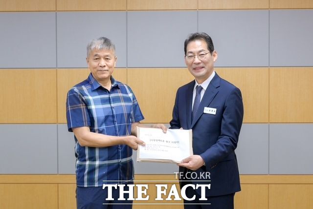 순천시가 차세대 공공자원화시설(생활폐기물 소각시설) 사업 등을 재논의하기 위한 공론의 장을 마련할 계획이다. 김효승 순천환경연합 대표가 손훈모 시장에게 시민정책토론청구서를 전달하고 있다. / 순천시