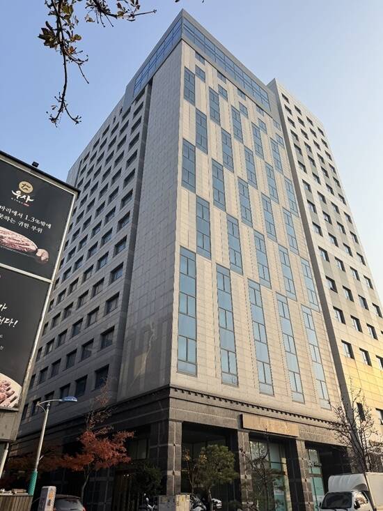 LH가 민간이 비주택을 리모델링하면 이를 매입해 임대주택으로 활용하는 '비주택 용도변경 리모델링 매입약정방식 사업' 공모를 본격 시행한다. /LH