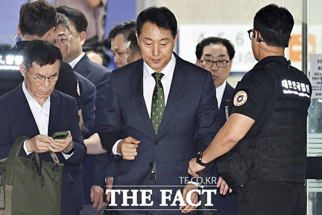 오 시장이 취재진의 질문에 답하고 있다. /사진공동취재단
