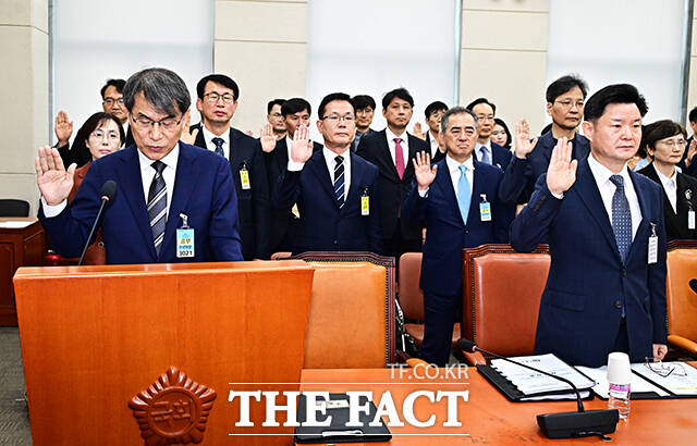 증인선서하는 노태악 전 중앙선관위원장과 증인들.
