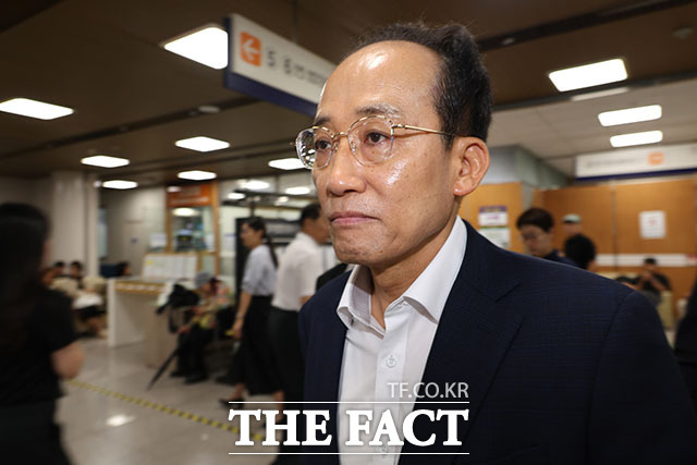12·3 비상계엄 당시 국회의 계엄 해제 표결을 방해한 혐의를 받는 추경호 대구시장이 22일 오전 서울 서초구 서울중앙지방법원에서 열린 내린중요임무종사 혐의 공판에 출석하고 있다. /서예원 기자
