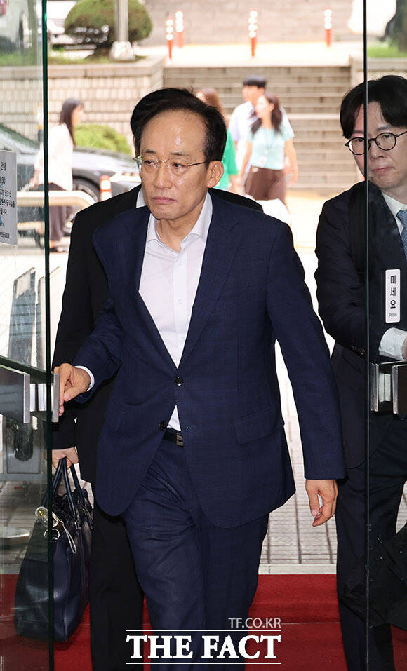 12·3 비상계엄 당시 국회의 계엄 해제 표결을 방해한 혐의를 받는 추경호 대구시장이 22일 오전 서울 서초구 서울중앙지방법원에서 열린 내린중요임무종사 혐의 공판에 출석하고 있다. /서예원 기자