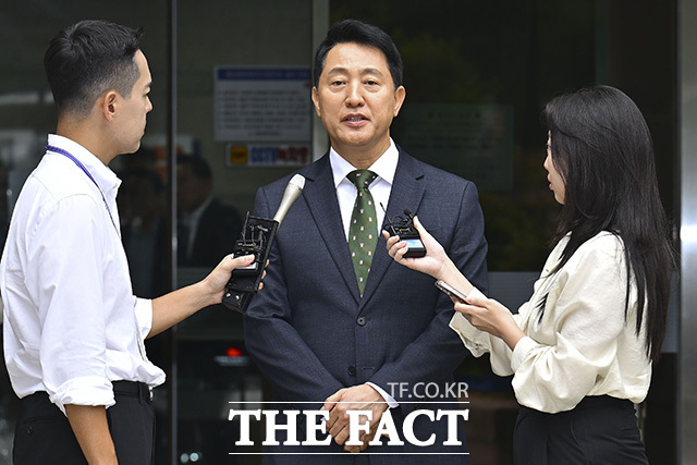 오 시장이 취재진의 질문에 답하고 있다. /사진공동취재단
