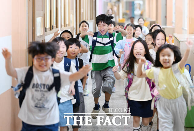 서울 노원구 중평초등학교 2학년 2반 어린이들이 22일 오후 여름방학식을 마친 뒤 밝은 표정으로 하교하고 있다. /이새롬 기자