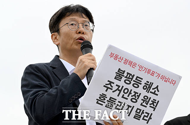 이강훈 참여연대 집행위원장(왼쪽 세 번째)이 22일 오전 서울 종로구 청와대 분수대 앞에서 열린 무주택 서민 주거 안정을 위한 주거·부동산 정책요구안 발표 기자회견에서 발언하고 있다. /박상민 기자