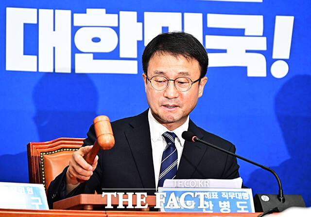 한병도 더불어민주당 대표 직무대행 겸 원내대표가 22일 오전 서울 여의도 국회에서 열린 최고위원회의에 참석해 모두발언을 하고 있다. /국회=배정한 기자
