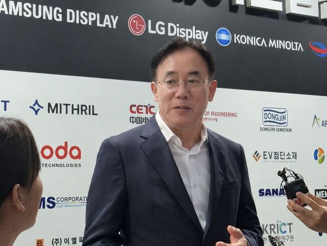 22일 오전 서울 삼성동 코엑스에서 열린 'K-디스플레이 2026' 현장에서 정철동 LG디스플레이 사장이 질의응답을 하고 있다. /LG디스플레이